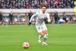 【J2「熱狂!!」】2位・横浜FC、大分トリニータMF野村直輝の豪快「弾丸ミドル」に沈み「J1昇格」持ち越し！ロアッソ熊本、大分が「J1参入プレーオフ」出場権獲得、大宮アルディージャは「残留」決定【戸塚啓のJ2のミカタ】(2)の画像