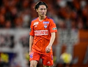 「赤白は新鮮」「似合ってるぜ」オランダ移籍の三戸舜介の初々しい“赤白襟付きストライプ”ユニフォーム披露にファン興奮！「三戸チャンが三戸サンにみえるよ」の声の画像