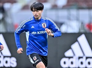 FAカップ公式が三笘薫の写真を公開するも、注目はまさかのJ1新潟のGK！ 「FAカップデビュー」の声が出た、三笘との肩組みショットの画像