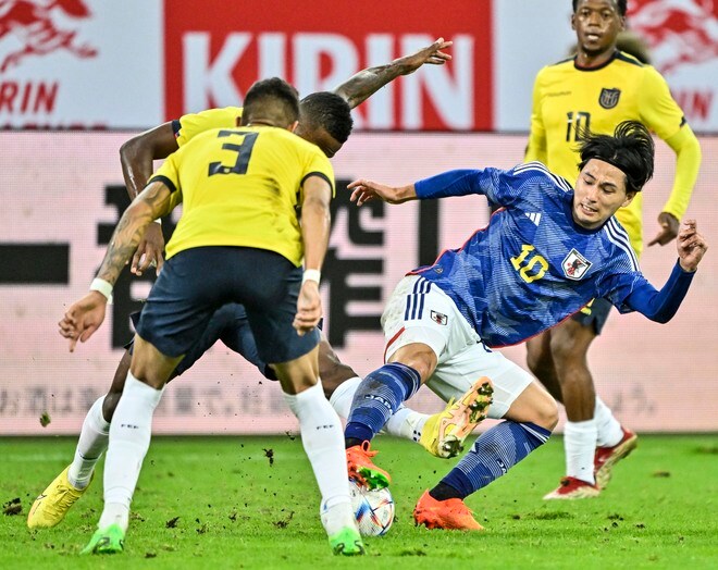 サッカー日本代表対エクアドル代表の試合でハプニング!「誤作動多発」に解説の戸田和幸氏「スプリンクラーからすると芝生には水が必要だったという判断」発言にツイッターも沸く【動画】の画像