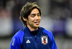 「ここ仲良いの知らんかった」日本代表・伊東純也に「たくま、挨拶ないよ」と浅野との”挨拶シーン”が話題！「緩くて笑う」「このやり取り好き」の声の画像