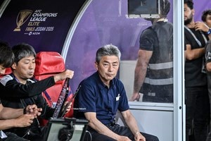 【J1川崎を取材して感じた「育てる力と心」とは(12)】ACLEの激動の裏にあった長谷部茂利監督のジェッダでの青空面談。試合に出られない選手と向き合い、話したこと……「私が解決できるんだったら」の画像