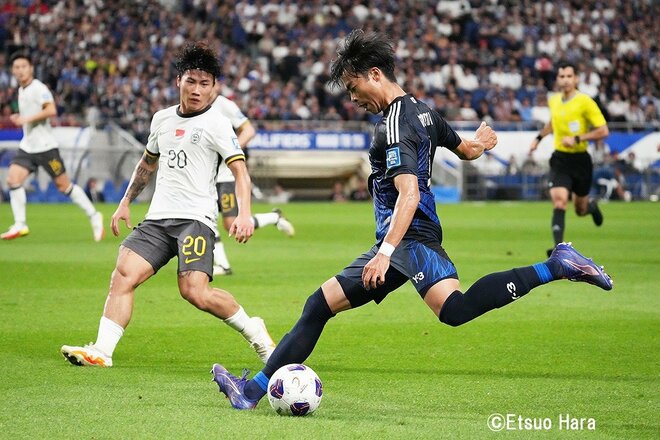 怒濤のゴールラッシュで最も祝福されたのは｢帰ってきた｣伊東純也のゴールだった！【日本代表vs中国代表】原悦生PHOTOギャラリー｢サッカー遠近｣の画像002