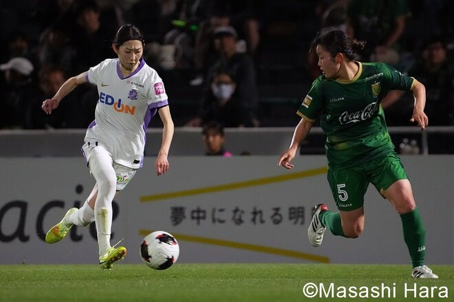 【写真9枚】｢長谷川唯の後継者｣19歳の活躍などで3発逆転も…｢WEリーグの三笘｣美人ドリブラーのクロスから1点返されると防戦一方に！試合を決めた39歳のレジェンドと指揮官の檄！【日テレ・東京ヴェルディベレーザvsサンフレッチェ広島レジーナ】の画像006