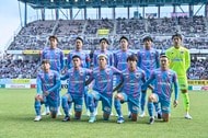「なんだ、ただの天才か…」「凄すぎてもはや笑えてくる」小野伸二が札幌で見せた「柔らかアウトサイドパス」にファン興奮! ワンタッチで回転をかけて味方のゴールをお膳立ての画像