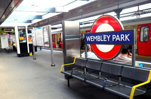 大住良之の｢この世界のコーナーエリアから｣第176回｢クラブ名が駅名に？｣(2)スタジアムに直結した｢ロンドン地下鉄｣の駅、非常に珍しい｢サッカークラブ名｣を冠した駅の画像