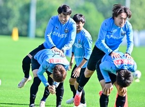 【J1川崎8選手のディズニーシーはどのような1日だったのか(2)】名願斗哉はTシャツにソースをこぼす、山田新は絶叫系が苦手etc.  証言から分かったファン必見「20のポイント」の画像