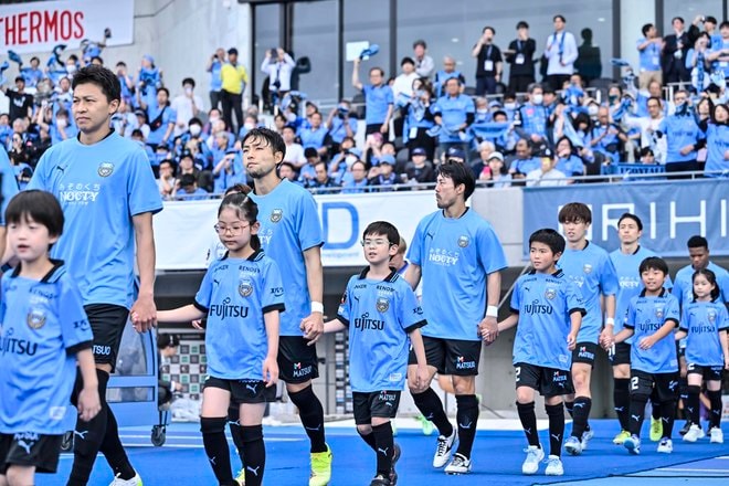 【サポーターアルバム(3)】G大阪戦での観客席＆入場時の川崎フロンターレのサポーター写真77枚！選手と手をつないだ子どもたちなど現地写真「川崎フロンターレーガンバ大阪(3)」の画像004