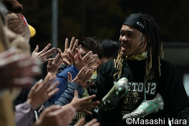 ３季連続昇格の栃木シティ！アタッキングフットボールがもたらした｢休日のエンターテインメント｣！CKから生まれた至極の先制点と歓喜のJ2昇格の瞬間！ピーター・ウタカと田中パウロ淳一が笑顔で抱擁【栃木シティvs AC長野パルセイロ】激闘PHOTOギャラリーの画像008