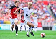 「イケオジしかいない」J1浦和レッズのグッズとともに称賛が集まる企画内容にピッタリの「モデル選び」！ 「休日課長感」「イケおじ感」がファンの心を掴むの画像