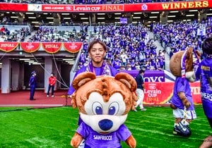 「内側まで遊び心が…」J1サンフレッチェ広島が盛りだくさんの「フルラッピング市電」公開！「街を紫に」「かわいすぎる」とファン歓喜の画像