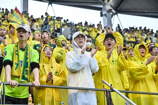 【千葉サポーターアルバム】雨の中で首位堅持のチームを後押しした「ジェフユナイテッド千葉のサポーター写真99枚」！ ゴール裏の熱狂ショット「ジェフユナイテッド千葉ーベガルタ仙台」の画像073