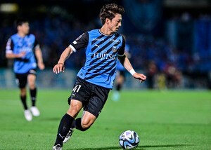 「履いて…ます？」J1川崎が家長昭博の「コック姿」を公開も、ファンの視線はエプロンの下と日焼け具合に集中⁉「エプロン下どうなってんの？」と疑問の声続々の画像