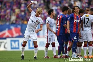 大住良之の｢この世界のコーナーエリアから｣第167回｢サッカーに飲水タイムは必要か｣(2)始まりは｢プラティニ｣31歳の誕生日、｢ビニール袋｣から｢スクイーズボトル｣を経て｢使い捨て｣にの画像