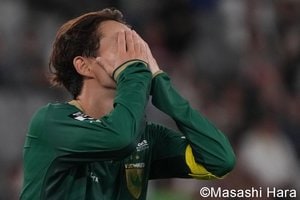 緑の軍団が執念の波状攻撃！ 東京VエースFW染野唯月のゴールに主将MF森田晃樹が魂のガッツポーズ！｢全員の気持ちが乗り移った｣値千金弾でJ1残留へ大きく前進の画像