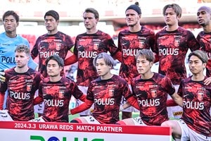 「キレッキレやん」「ほんと股抜くのうまいわー」浦和の復帰間近ドリブラーの「超高速股抜きドリブル」に驚きの声続々！ スロー映像でなければ分からぬ“衝撃の早業 ”の画像