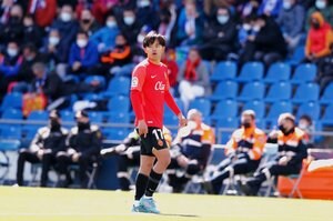 4人同時の「超速イエローカード」!サッカー日本代表・久保建英が出場した試合で主審が「驚異の早業」を披露!「初めて見たかも」と話題に【動画】の画像