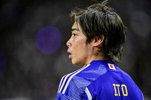 「えええ羨ましい」伊東純也からの試合球“サプライズプレゼント”にファン興奮！「一挙手一投足すべてがかわいい」「私も純也くんからボール受け取りたい」の声の画像