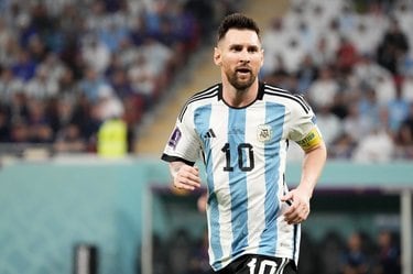 アルゼンチンのメッシ、気迫のプレーで別格の存在感