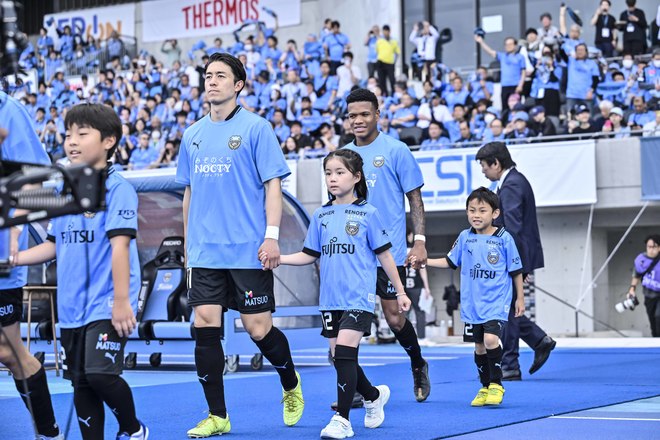 【サポーターアルバム(3)】G大阪戦での観客席＆入場時の川崎フロンターレのサポーター写真77枚！選手と手をつないだ子どもたちなど現地写真「川崎フロンターレーガンバ大阪(3)」の画像061