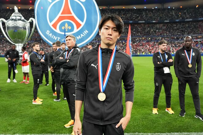 運命の大一番！サッカー日本代表・伊東純也、中村敬斗、関根大輝が語った｢世界一のクラブ｣と｢降格プレーオフ｣(2)敬斗＆純也メダル記念ショットと先制点｢カードをもらってもいい｣プレー【激闘後21連写】の画像009