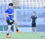 もはや「サッカー日本代表あるある」!? 現地の子供たちとの撮影会で「つい発生する“川崎系”選手の並び位置」の画像