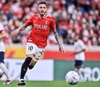 ｢ついにキター！｣再来日の“元浦和の魔法使い”が栃木シティにスマイル合流！｢相変わらずとんでとねぇイケメンや｣｢幸せそうな顔してる｣