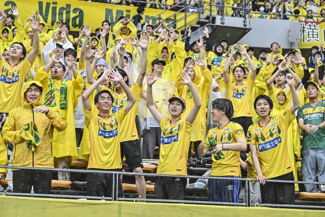 【千葉サポーターアルバム】雨の中で首位堅持のチームを後押しした「ジェフユナイテッド千葉のサポーター写真99枚」！ ゴール裏の熱狂ショット「ジェフユナイテッド千葉ーベガルタ仙台」の画像072