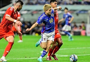 「ヒーローすぎる」堂安律がペルー戦前にサインボールを子どもへ手渡しする姿が「素晴らしい人や」「優しいな」と話題に！「こういうの凄く嬉しい」と企画も称賛されるの画像