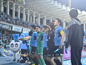 「耳つけてるのかわいすぎる…」川崎フロンターレの6選手がディズニーシーで「カチューシャ記念写真」撮影！ 夢の国でのリフレッシュ姿に「圧倒的な存在感ありますね」とサポ歓喜！の画像