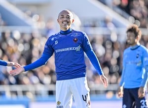 「エグいトラップ」「鳥肌立った」小野伸二の久々ピッチでの「神トラップ→ヒールシュート」の「オシャレ過ぎゴール」が大絶賛！ 本田圭佑とのコンビネーションに「相変わらず天才」の声の画像