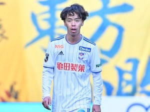 「バチくそエロいシュート」アルビレックス新潟の6年ぶりJ1昇格を決めたのは「絶妙コロコロシュート」！ ３万人を驚かせたPA内のコントロール技術の画像