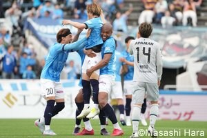 アピスパ福岡｢チーム内得点王｣にアクシデント、横浜FC｢J1初スタメン33番｣のうれしいJ1初ゴールで今季4勝目【横浜FCvsアビスパ福岡】PHOTOギャラリー10連写の画像