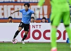 【J1川崎が新潟戦で見せた劇的同点弾の意味(3)】佐々木旭に聞いた自己評価はまさかの「5点」。その真意は……中継映像には映らない場所でボールを呼び込んだワケの画像