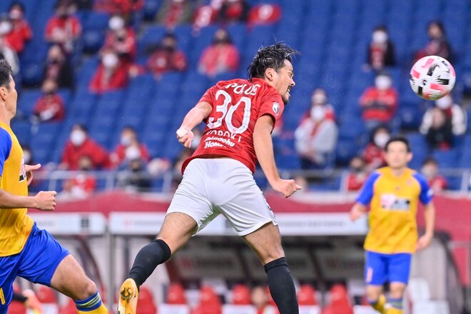 攻撃陣爆発、浦和レッズ(1)試合後のピッチに倒れ込んだ赤いユニフォームの画像