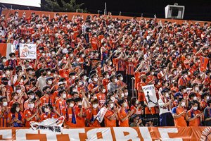 「ごめん…こんな泣けるんだね」J2アルビレックス新潟の声出し応援解禁で「ピッチレベルの感動光景」公開！スタジアムがペンライトと「にっいがったぁ」に満ち溢れる！の画像