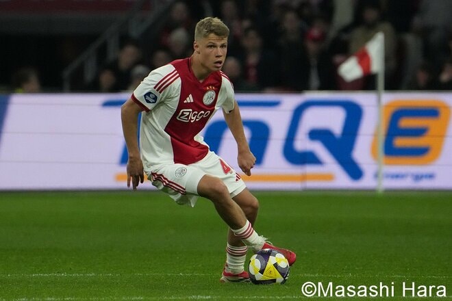 板倉滉＆冨安健洋の最新ショットを現地スタジアムで撮影！苦境のアヤックスの本拠地で披露されたクライフコレオ！5位転落からの再浮上への鍵は？【アヤックスvsトゥエンテ】激闘PHOTOギャラリーの画像004