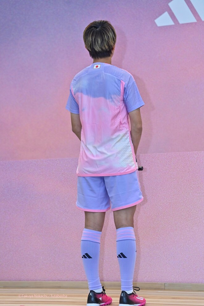 サッカー日本女子代表の「新ユニフォーム」発表！ 岩渕真奈が「今までにない可愛い色と斬新なデザイン」と語る、グラデーション鮮やかな新デザイン！の画像001
